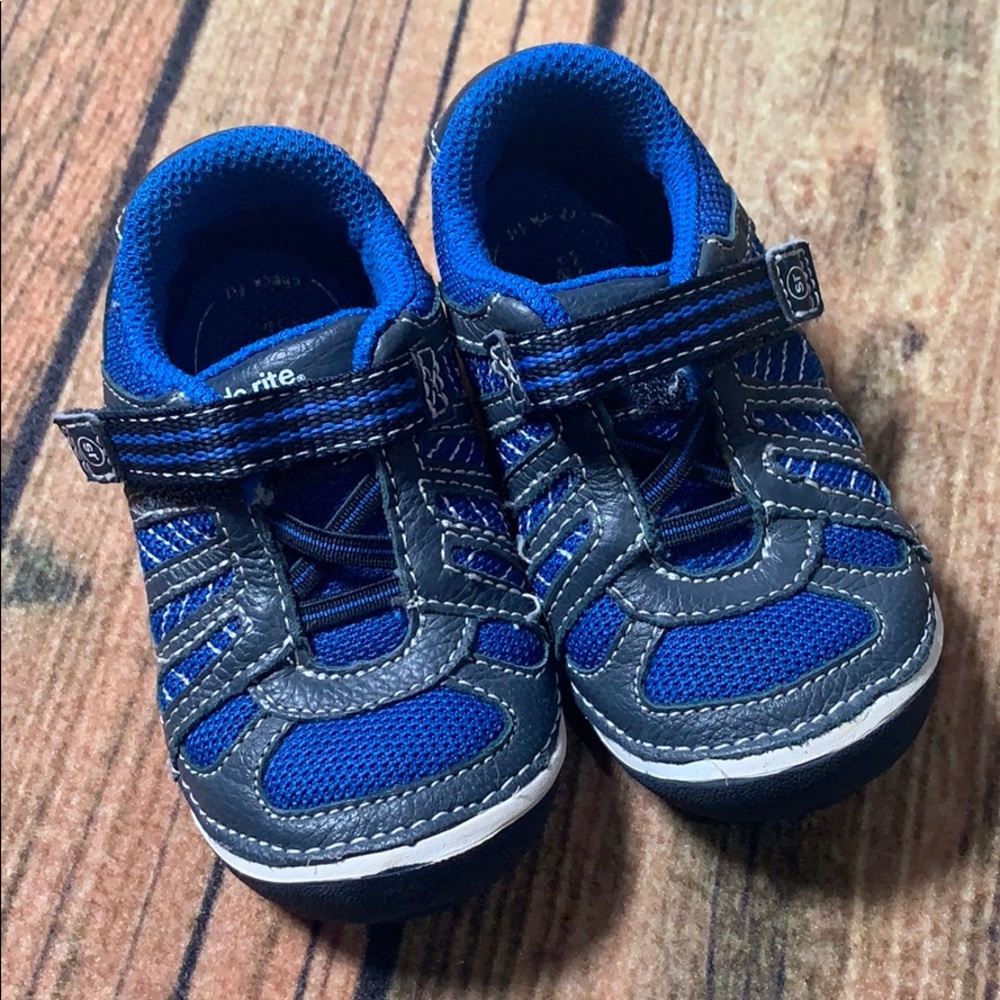 Like new toddler shoes 5.5.